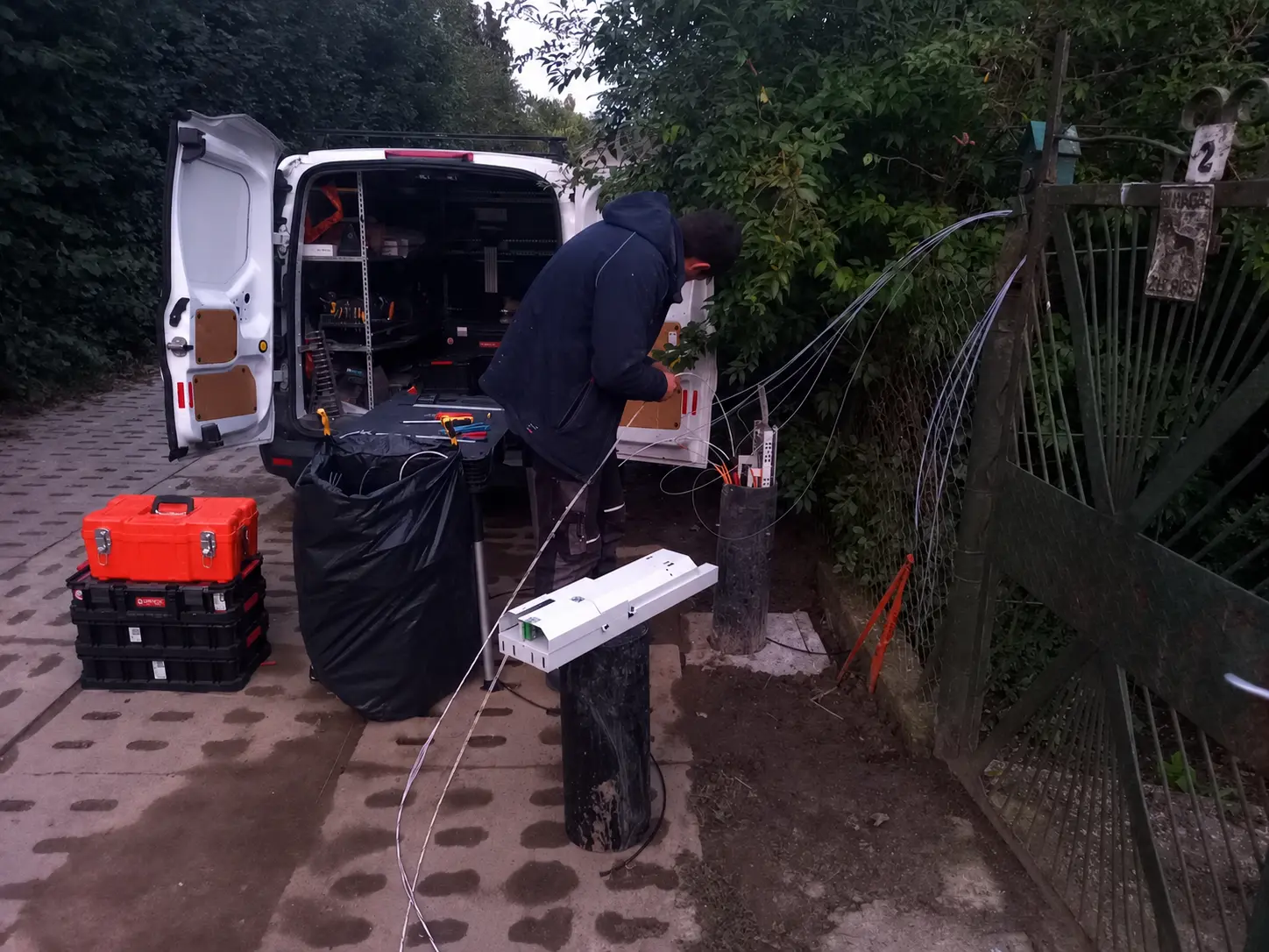 Preparing fibre cables for a new network termination